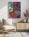 Plakat - Cat in Flower Power Livingroom - Admen.dk