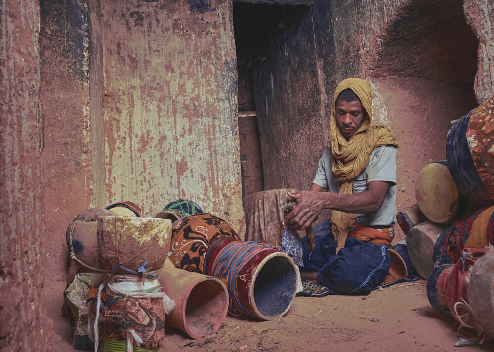 Plakat - Artisan Making Drums
