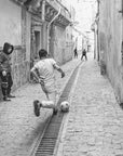 Plakat - Boys Playing Street Soccer